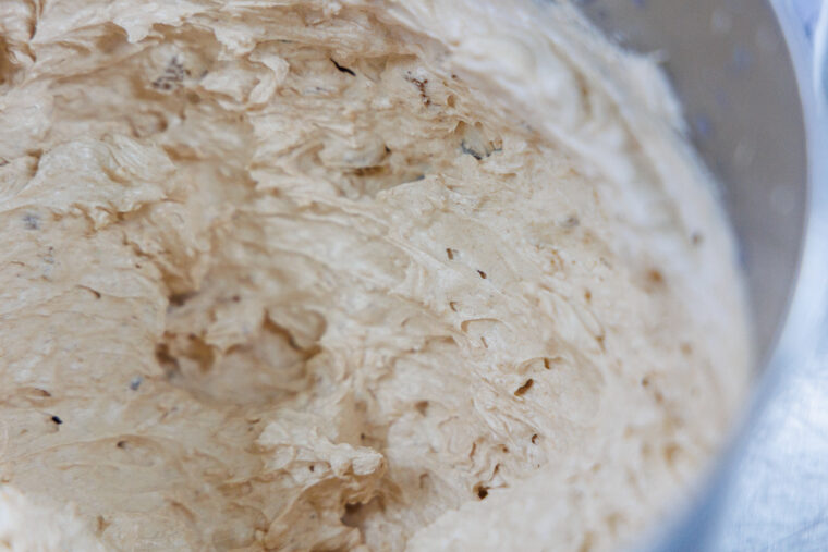 果肉を潰さないよう、軽く混ぜ合わせたらリンゴのクリーム完成！