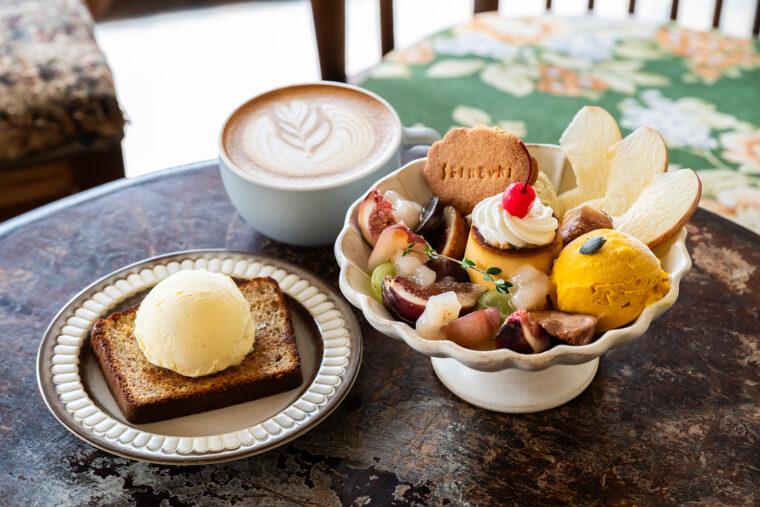 『バナナブレッド』（左・600円）と『プリンアラモード』（右1,650円）。ラテアートの描かれた『カフェラテ』（700円）も人気！