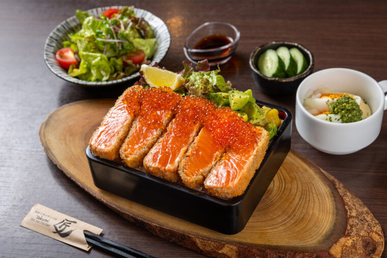 魚沼イタリアンバル 匠の『厚切りサーモンのレアカツといくらとアボカドの親子重』（1,980円）