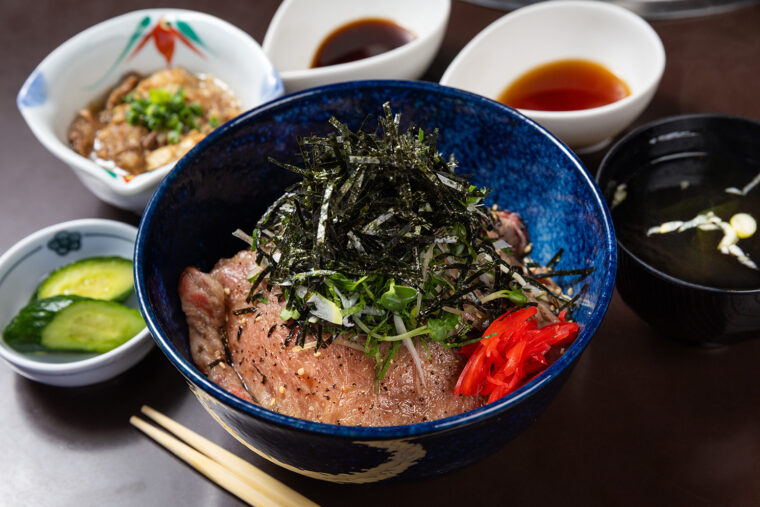 肉処 バッファローの『サーロインと10秒ロースの W（ダブル）炙り！ 黒毛和牛極旨丼』（1,480円）。昼のみ提供