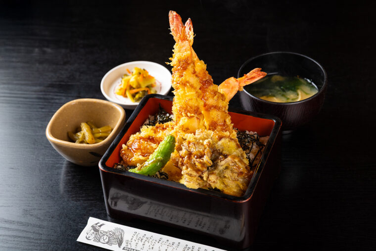 魚野の里の『ジャンボエビ天重』（2,860円）。10月中旬～11月中旬は提供なし