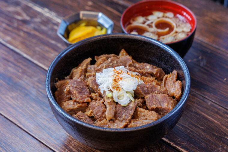 『牛すじどて煮丼』（1,500円）
