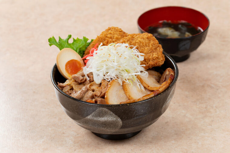 どさん子 塩沢店の『新・人気3種のスタミナ丼』（1,628円）