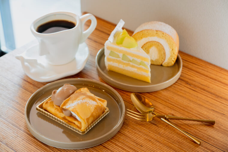 『横七ロール』（奥右・360 円）、『ごちそうメロンショート』（奥左・500円）『遠足前のくまさんクレープ』（手前・500 円）