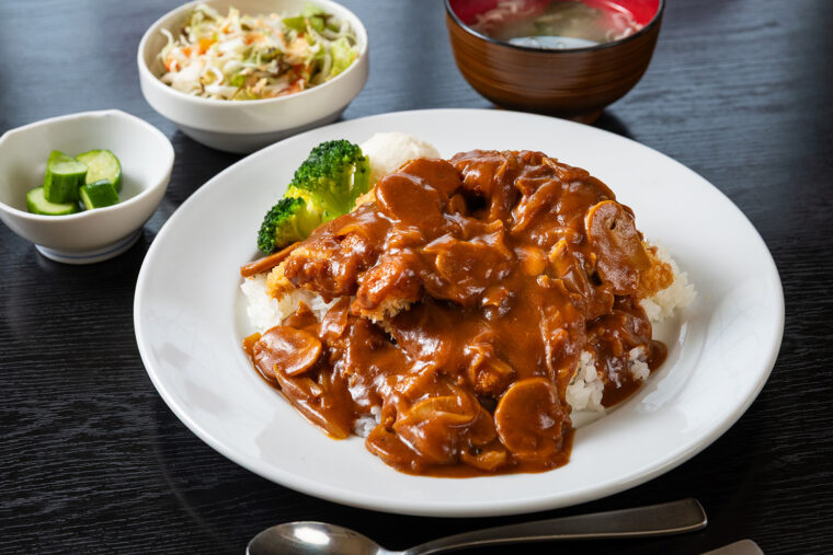嘉路季の『洋風チキンカツ丼』（1,380円）