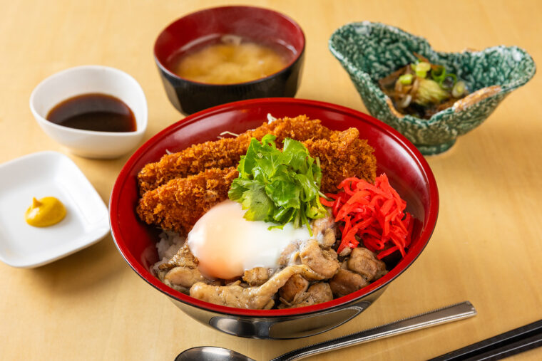 ぶら坊の『炭香る！！新潟たれカツと炭火あぶり焼の2色食べ比べ丼』（1,650円）