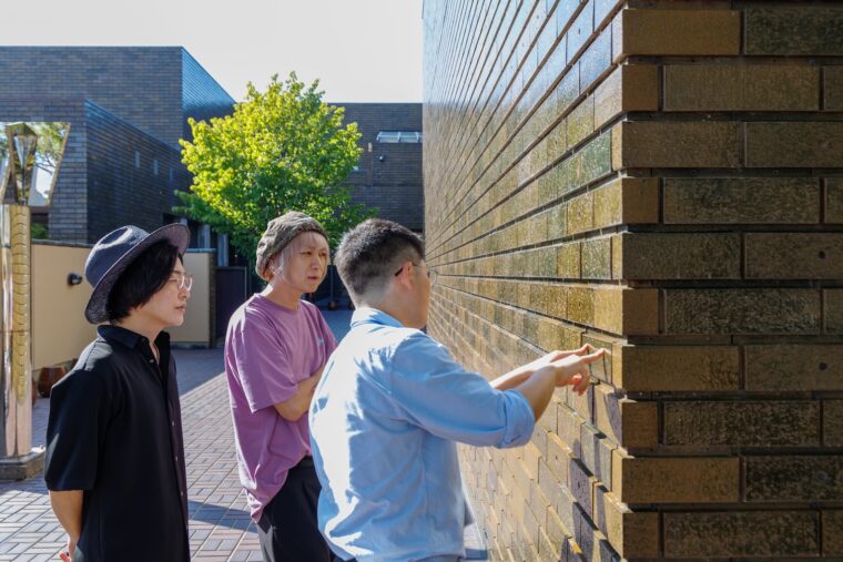 外観を特徴づけているタイルをじっくり見学