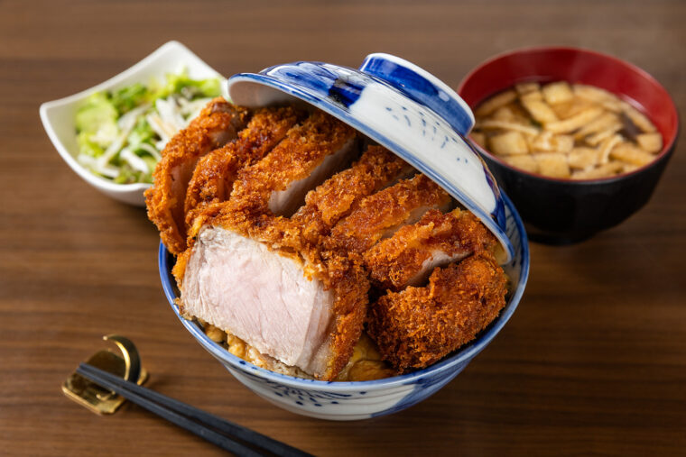 炭火ステーキ重 月夜に米と牛の『豚カツの1ポン丼～ン』（1,940円）