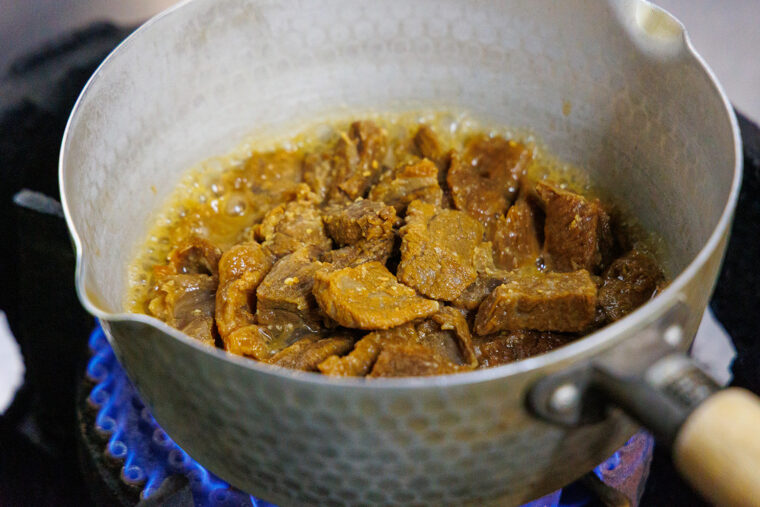 じっくりと煮込んでいる様子。めっちゃいい匂いする！