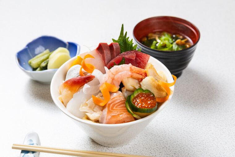 舞子高原ホテルの『舞子特製！海鮮丼2025』（1,980円） 。完全予約制（20名以上）