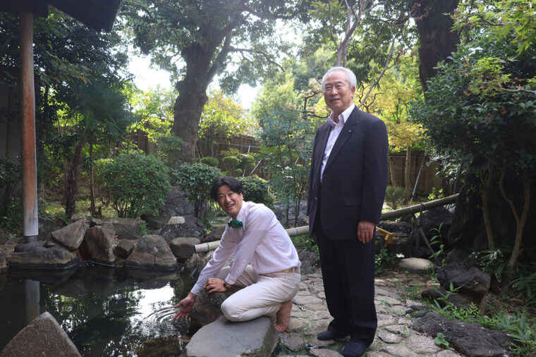 末廣館の露天風呂。コンパクトでゆったりできるちょうどいいサイズ感！　フクロウがいたという風流なお庭が広がっていました！