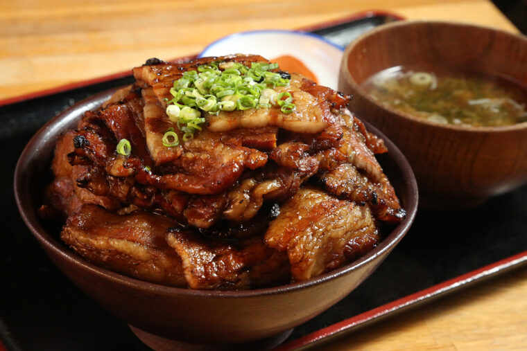 『あがの豚丼』。写真は肉が20枚のった『日本昔話盛り』（2,398円）