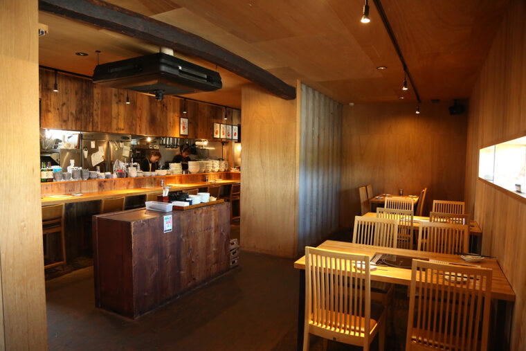 昼はラーメン店、夜は地酒を楽しめる居酒屋として営業