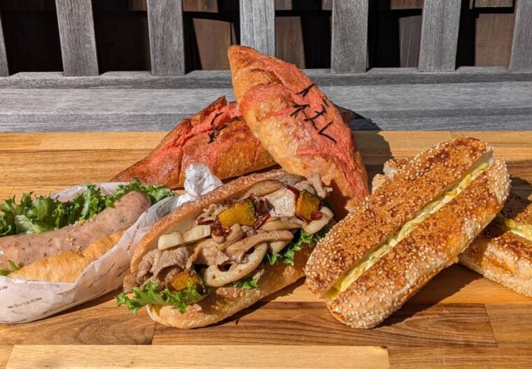 石窯パン工房サフランのパン。イベントでは4種類のパンが並ぶ。写真はイメージ