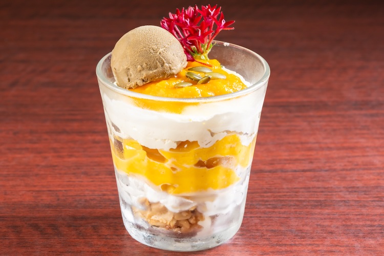『カボチャプリンとほうじ茶アイスのパフェ』（825円）