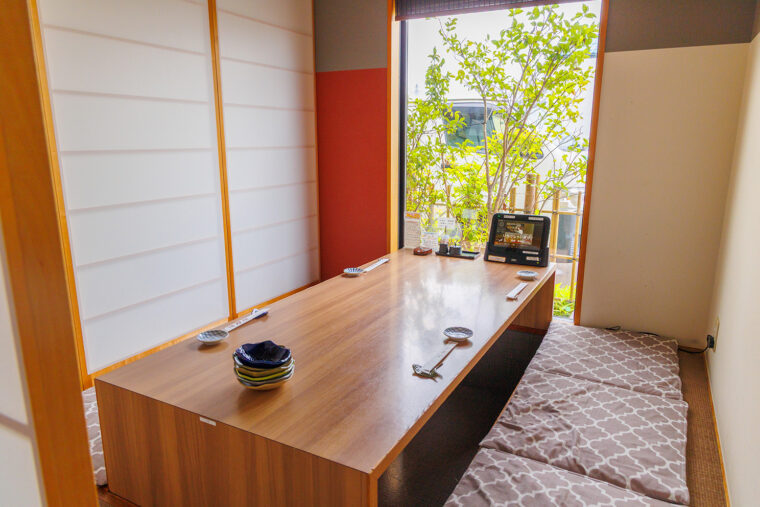 カウンターや個室、宴会場など多彩な席を用意