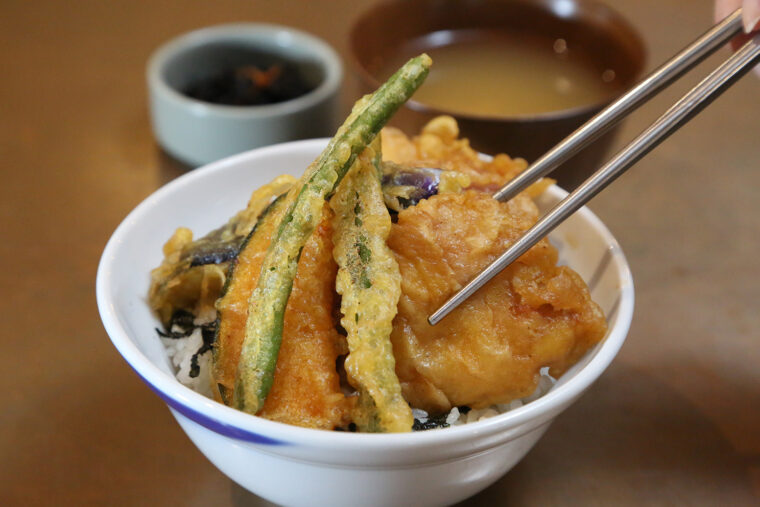 『鶏野菜天丼』（800円）は外はサクサク、中はふっくらとした食感の鶏天が主役。小鉢、味噌汁付き
