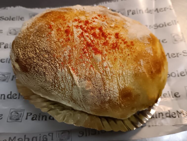 『きのことチキンのカレーパン』（500円）