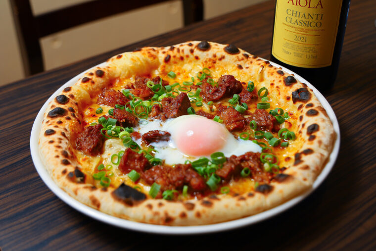 『にいがた和牛の牛すじ煮込みピザ～すき焼き風～』（1,580円）