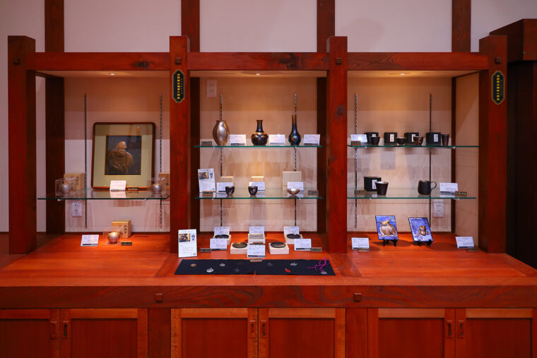 企画展や出展者に関連した作品なども展示・販売しています