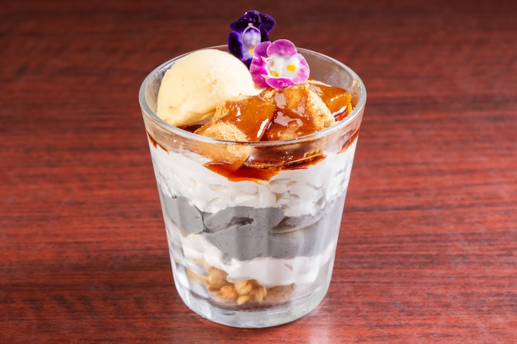 『黒ごまプリンとわらび餅の和風パフェ』（825円）