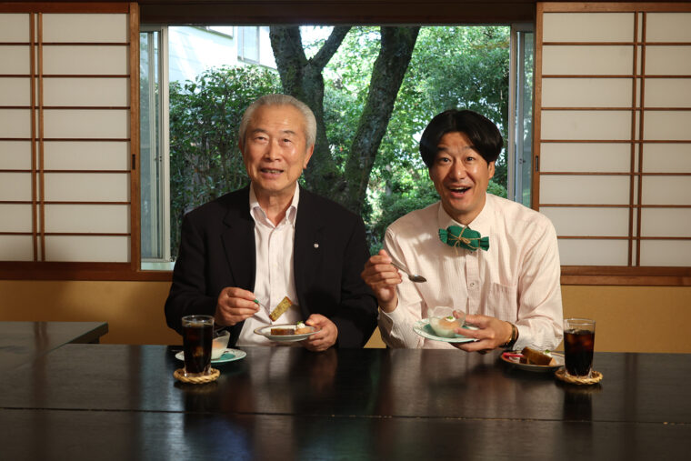 佐野恒雄 田上町長 （左）／学生時代は弓道の選手として活躍し、二段の腕前。高校野球は「体が熱くなる」くらいの大ファン。えぐみのないタケノコ、梅、桃…。 田上町の特産品が大好き