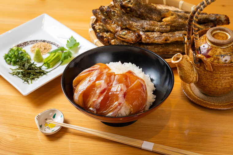 『日本海厳選真鯛漬け丼 ～一杯で二度美味しい贅沢～』（1,650円）。数量限定提供