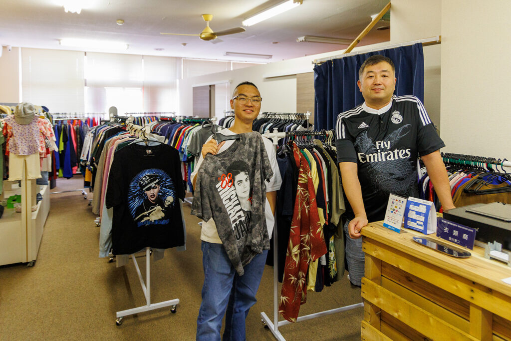 古着屋SHO@フォロー&即購入 新店・古着屋ロス・ブランコス／めぐみ整体院】整体院の隣に並ぶのは