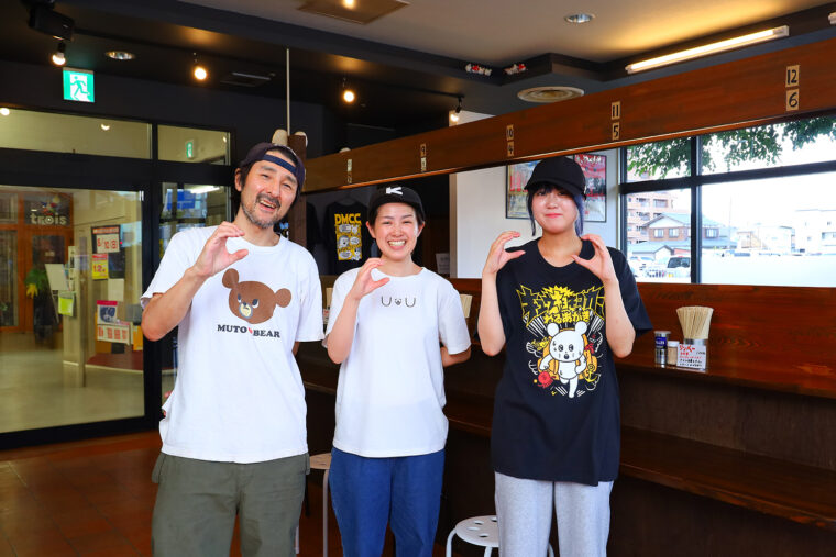 店主の川島健志さん（左）と奥様の芳子さん（中）