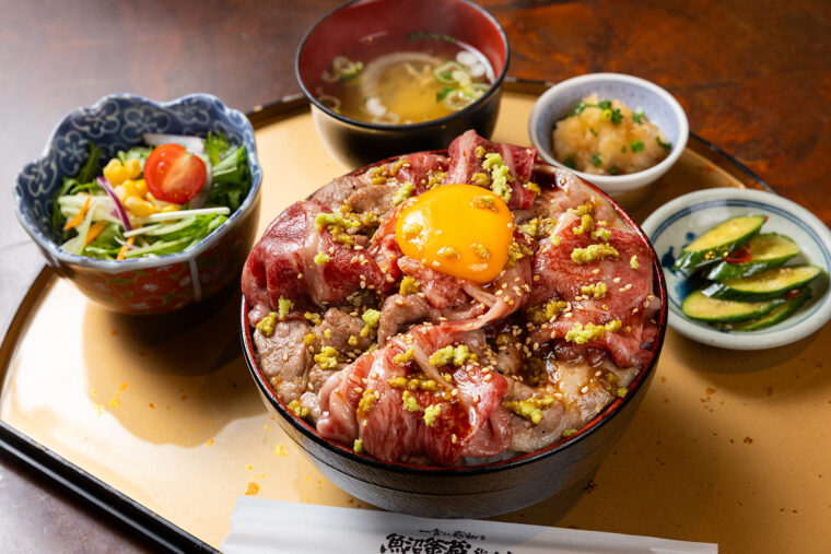 魚沼釜蔵総本店の『南魚沼産特A釜炊き黄金コシヒカリ米 ～新潟ブランド和牛・ 巣篭もり卵黄のっけ ～村上牛&もち豚・新堪能丼』（2,490円）