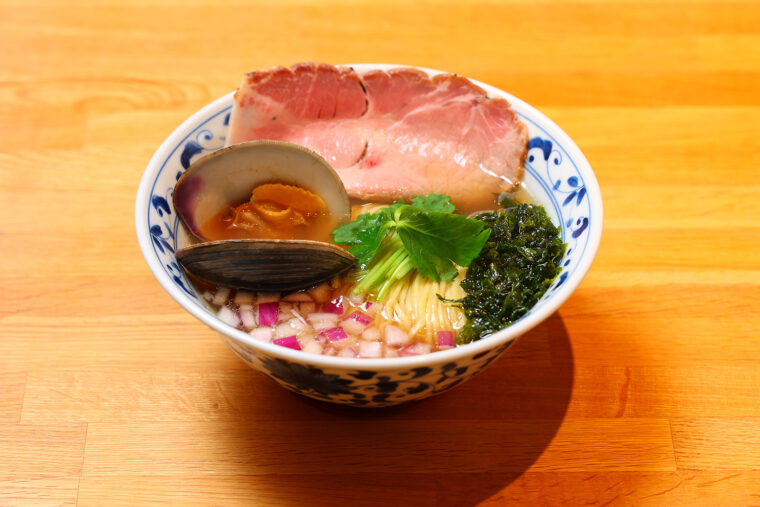 貝ダシのうまみたっぷりの『塩らぁめん』（1,000円）も大人気