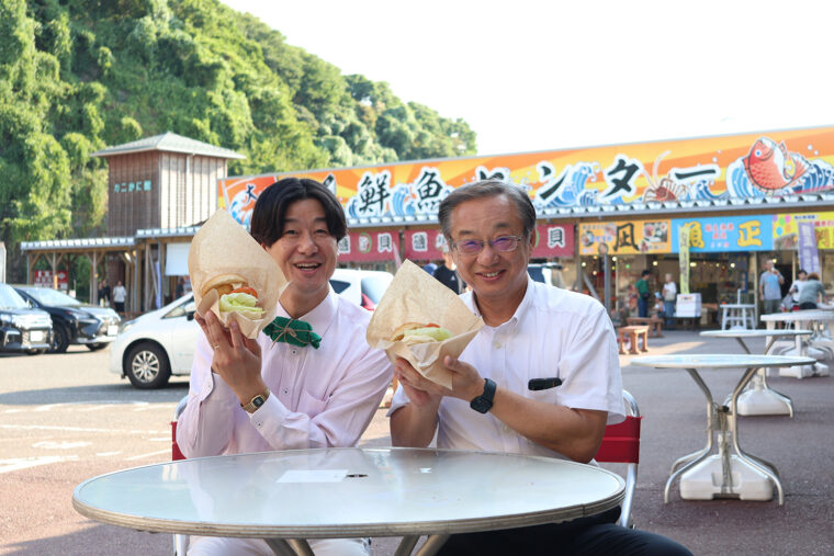 名物の『あんこうタルタルバーガー』。あんこうのフリッターが大きくて食べ応え満点！　タルタルソースを鼻に付けて完食