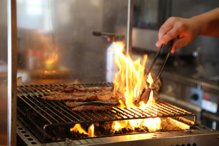 溶岩石で香ばしく焼き上げる