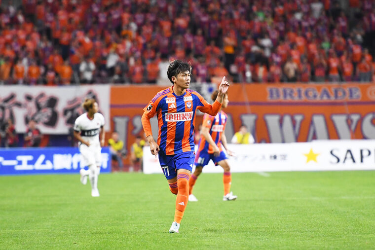 左足の強烈で正確なキックと、体を張った守備で攻守ともに活躍