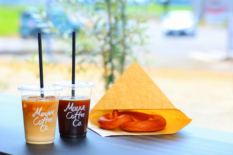 『カフェラテ』（アイス648円）、『ロングブラック』（アイス540円）、『プレッツェル』（540円）