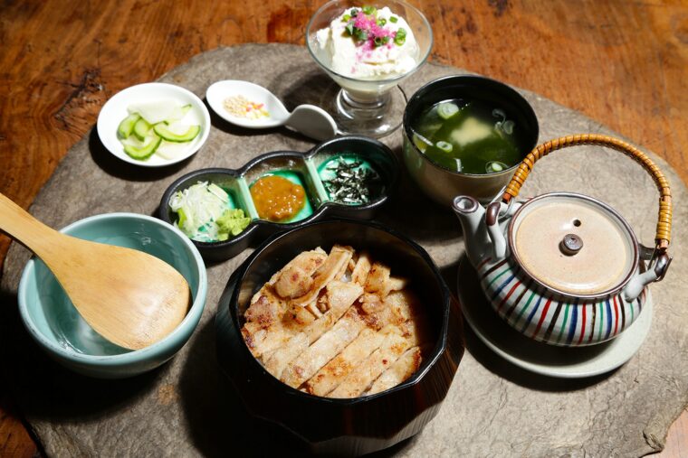 わぉ豪華！　自家製 豆腐や味噌汁、漬物なども付いて1,980円は納得の価格