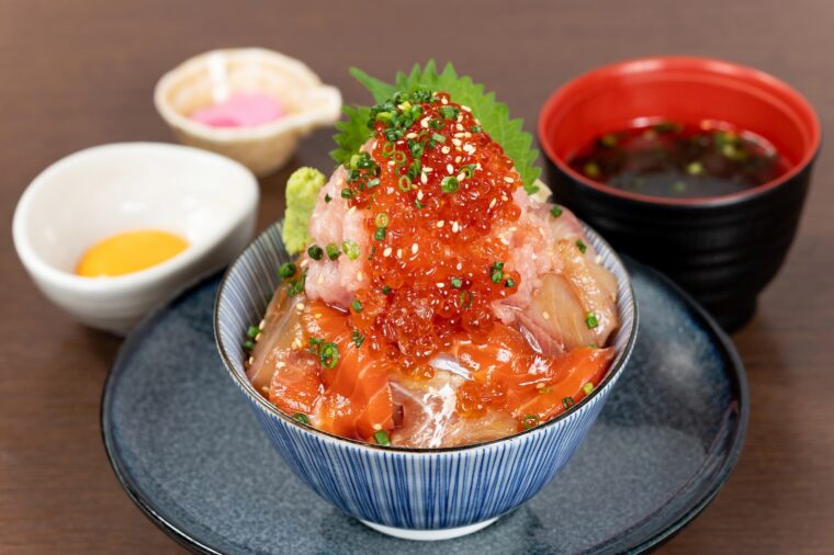 魚沼炉端焼き 鮮極の『本日の海鮮漬けいくら丼』（2,409円）