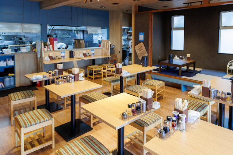 店内。カフェのような雰囲気で女性も入店しやすい