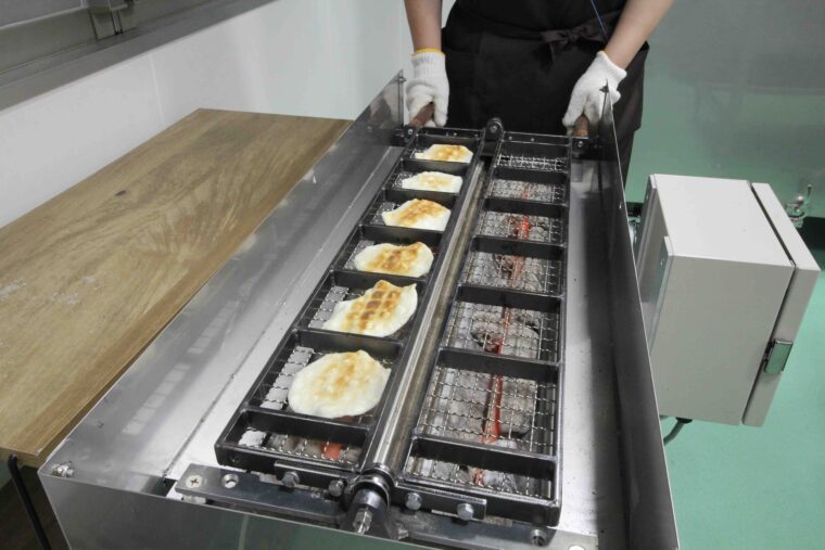 できたて米菓の実演販売を実施