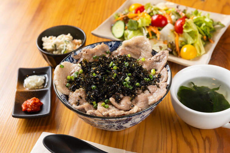 Co-star caféの『旨み重ねた韓国豚丼』（1,500円）