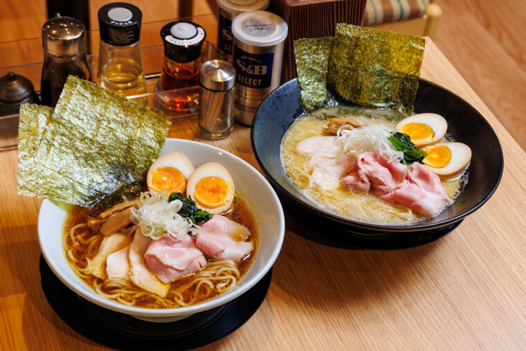 『極鶏生姜醤油』（写真左・1,280円）と『極白湯塩』（写真右・1,300円）