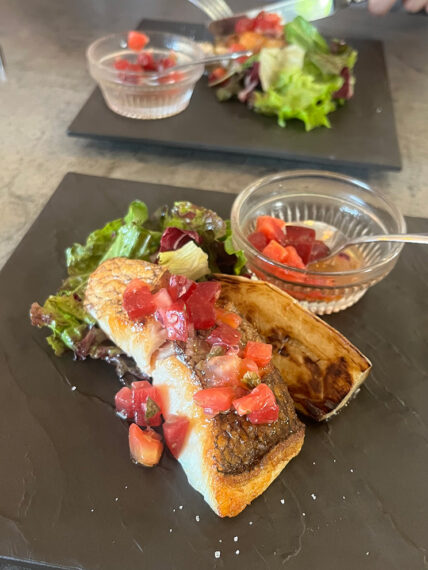 メインは肉や魚数種類から選べます。写真は真鯛のソテー