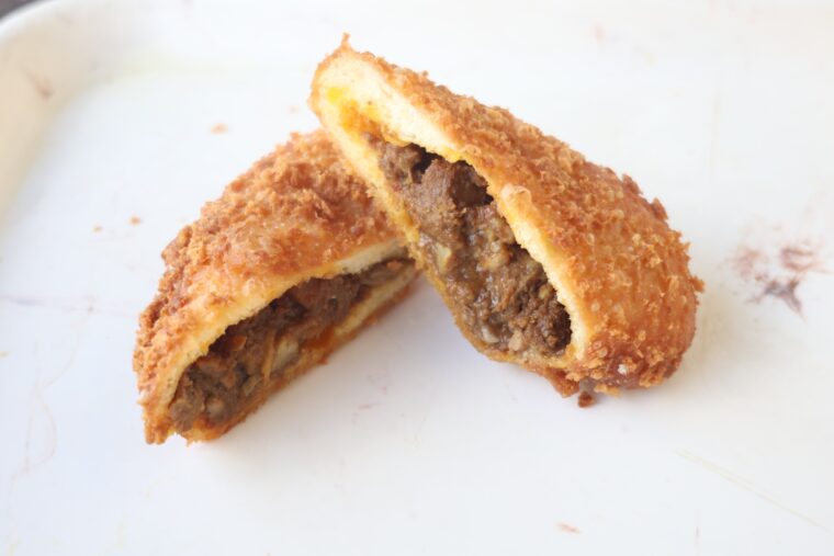 『ビーフカレーパン』（300円）