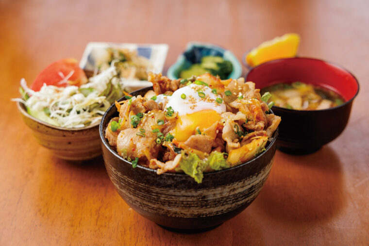 茶房酒房 響の『温玉のせ焼肉キムチ丼』（1,300円）