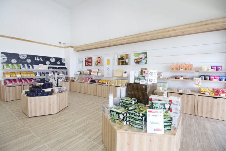 瑞花、新潟味のれん本舗、田辺菓子舗をはじめとする岩塚製菓グループの商品が並ぶ