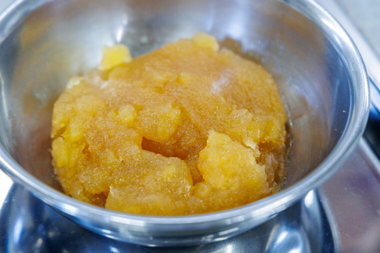 使用するのは果肉がゴロッと入ったリンゴジャム！