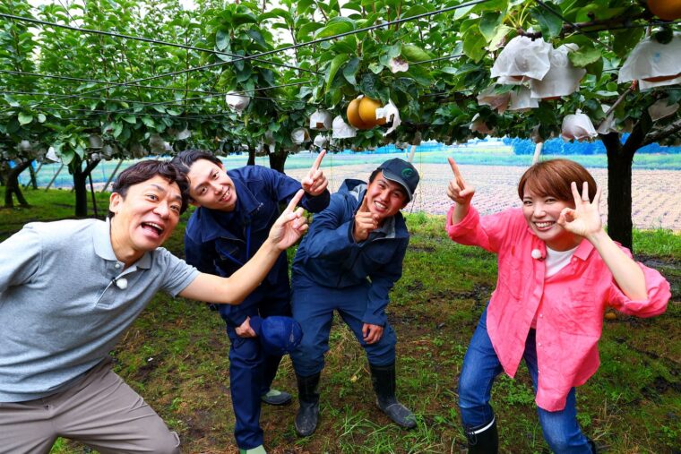 生産者の長谷川さん（写真右から2番目）とJA新潟かがやきの中村さん