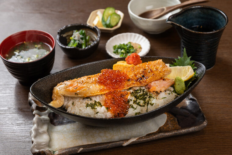 『サーモンハラス焼きといくらの親子丼』（1,859円）