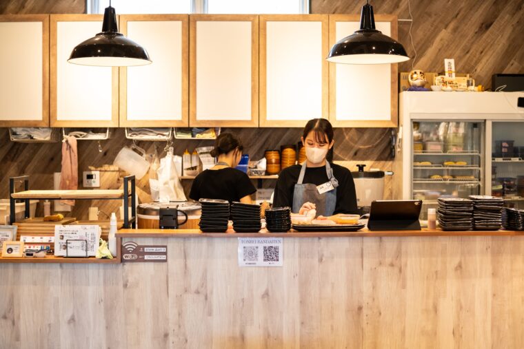 木のぬくもりを感じる内装