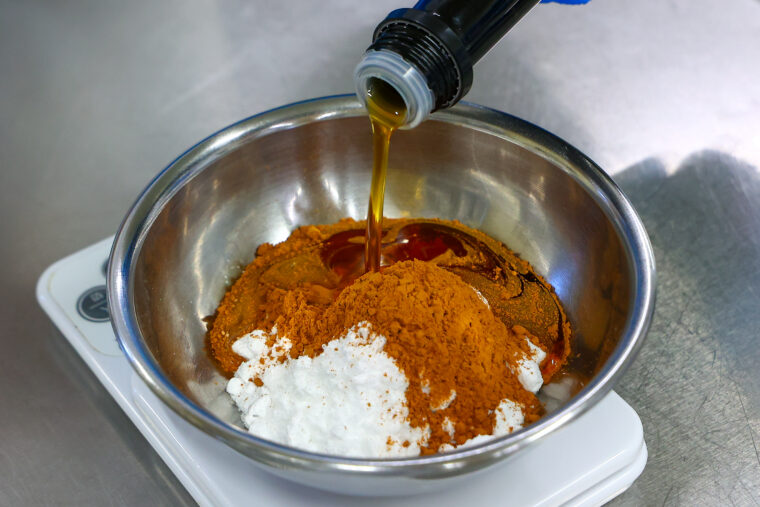 クリームの決め手はこちらの濃縮リンゴシロップ。さわやか〜！